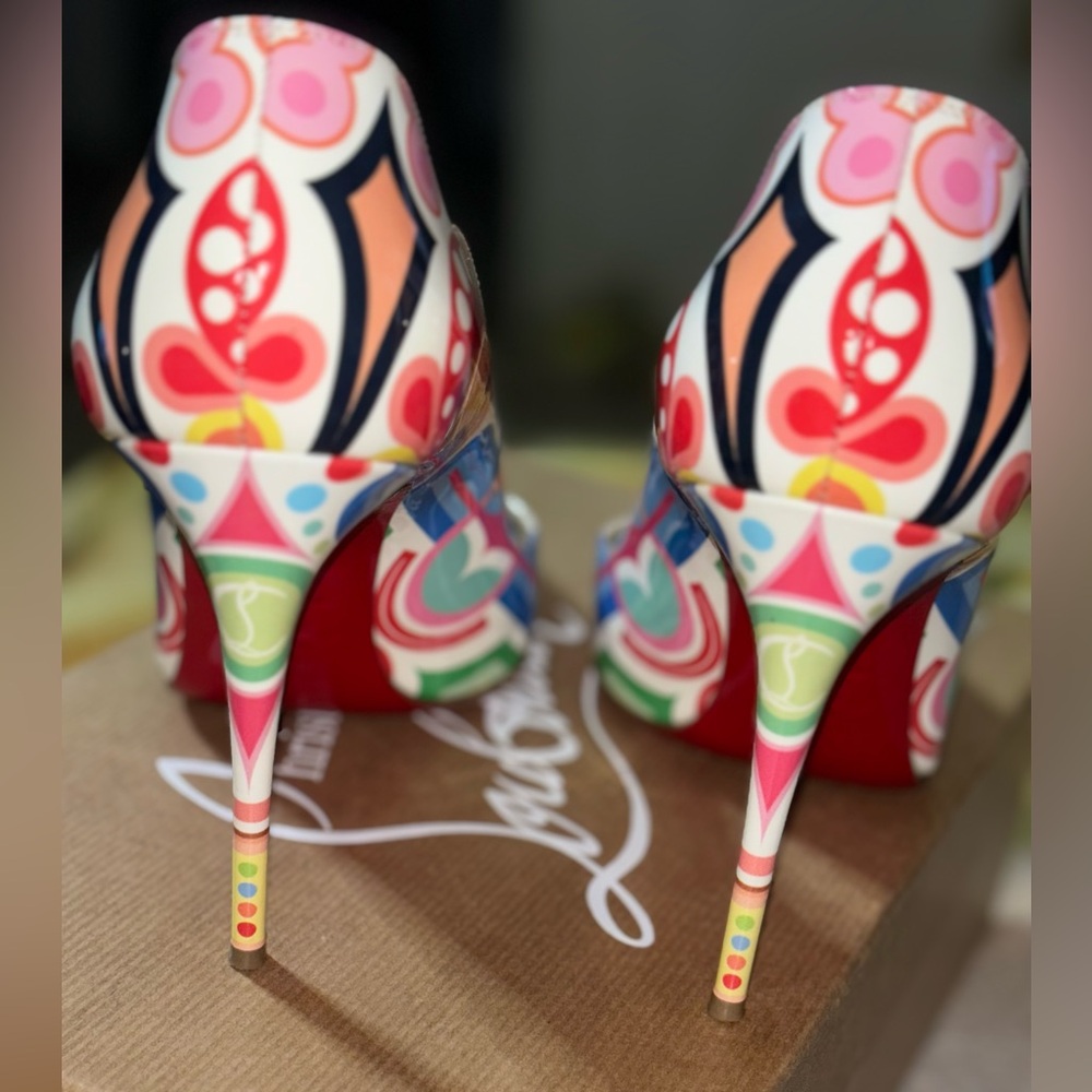 Red Bottoms - Picture 2 of 6